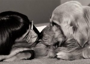 Mujer despide a su perro