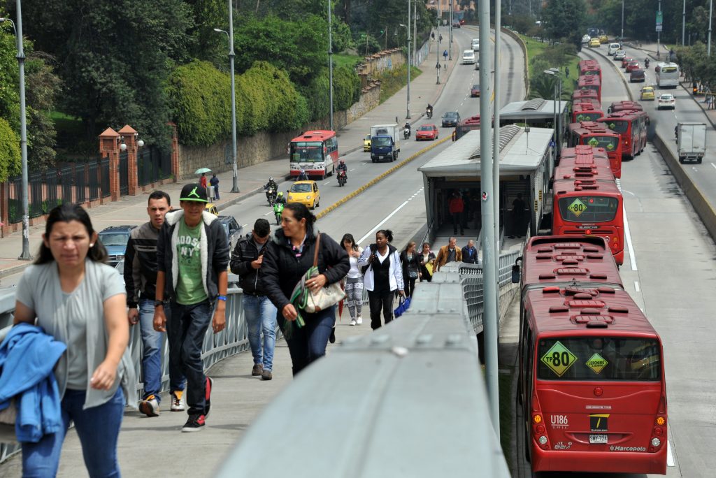 Pasajeros De Transmilenio Se Bajaron A Empujar Un Articulado Radioacktiva Com