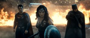 Sábado - Batman VS Superman: El origen de la justicia 17.02 (COL) Temiendo que las acciones de Superman no han sido supervisadas, Batman decide detener al Hombre de Acero, mientras el mundo intenta decidir qué tipo de héroe es el que en verdad necesita.