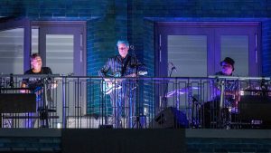 Jack White apareció en una terraza y cantó clásicos de The White Stripes