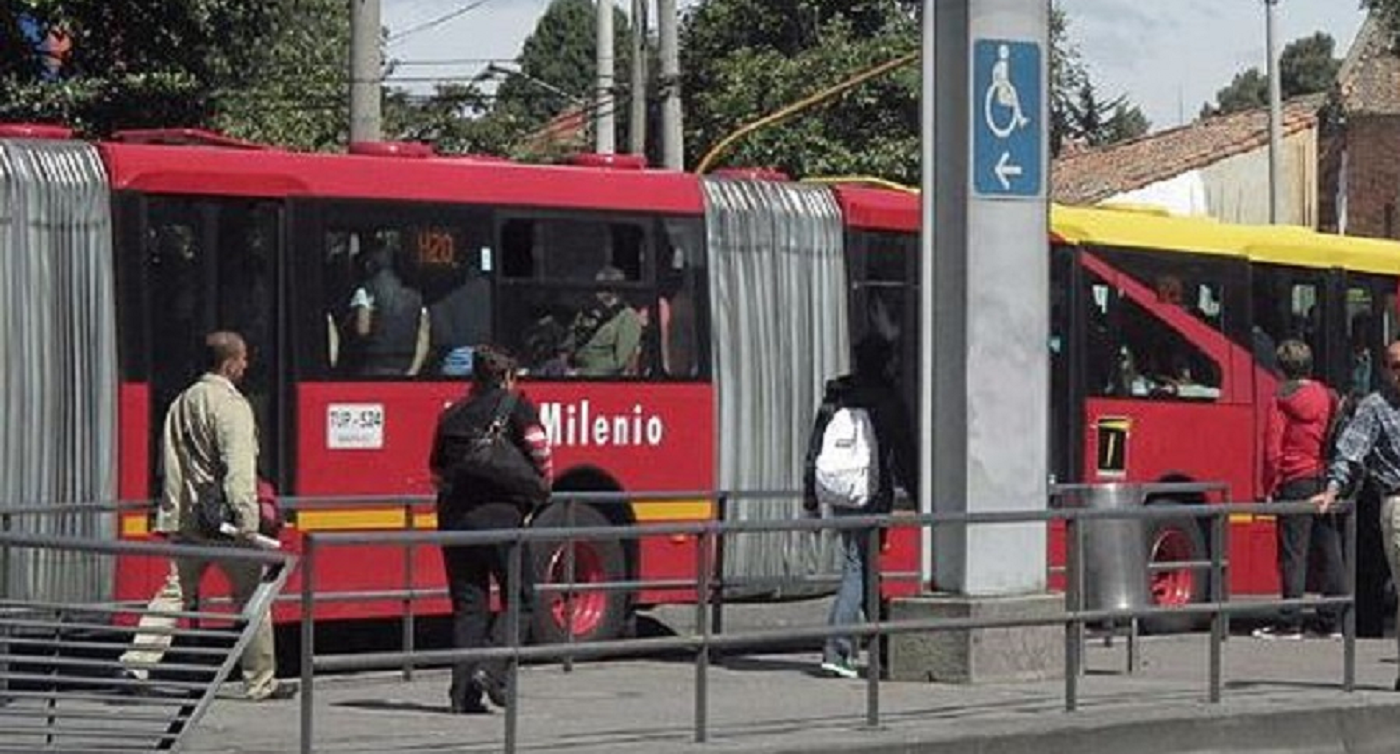 Pareja fue pillada teniendo relaciones en pleno bus del SITP