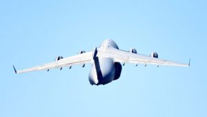 Un avión de la Real Fuerza Aérea Australiana voló a baja altura entre los rascacielos de Brisbane