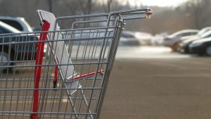 Mujer intentó comprar un niño en un supermercado