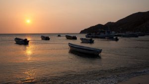 Mujer paseó, caminó y bailó en una playa de taganga