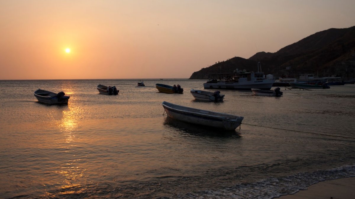 A plena luz día, mujer caminó y bailó desnuda en una playa de Taganga