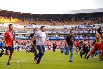 Batalla campal entre aficionados del Querétaro y Atlas en México