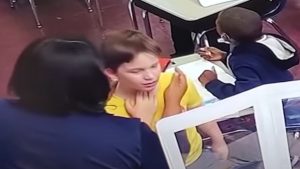 Niño se atoró con la tapa de una botella y su profesora lo salvó