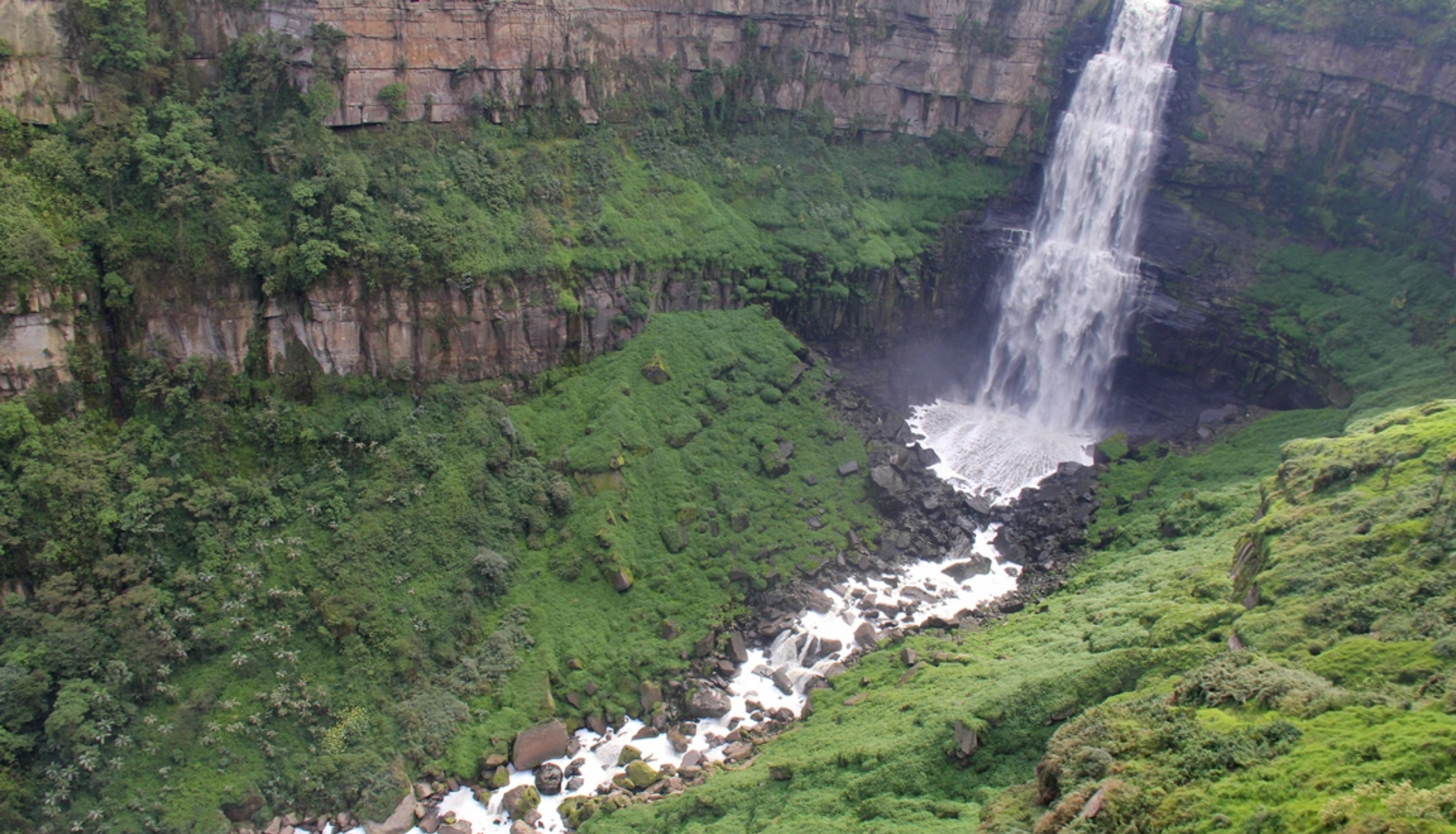 Carro cae al Salto de Tequendama