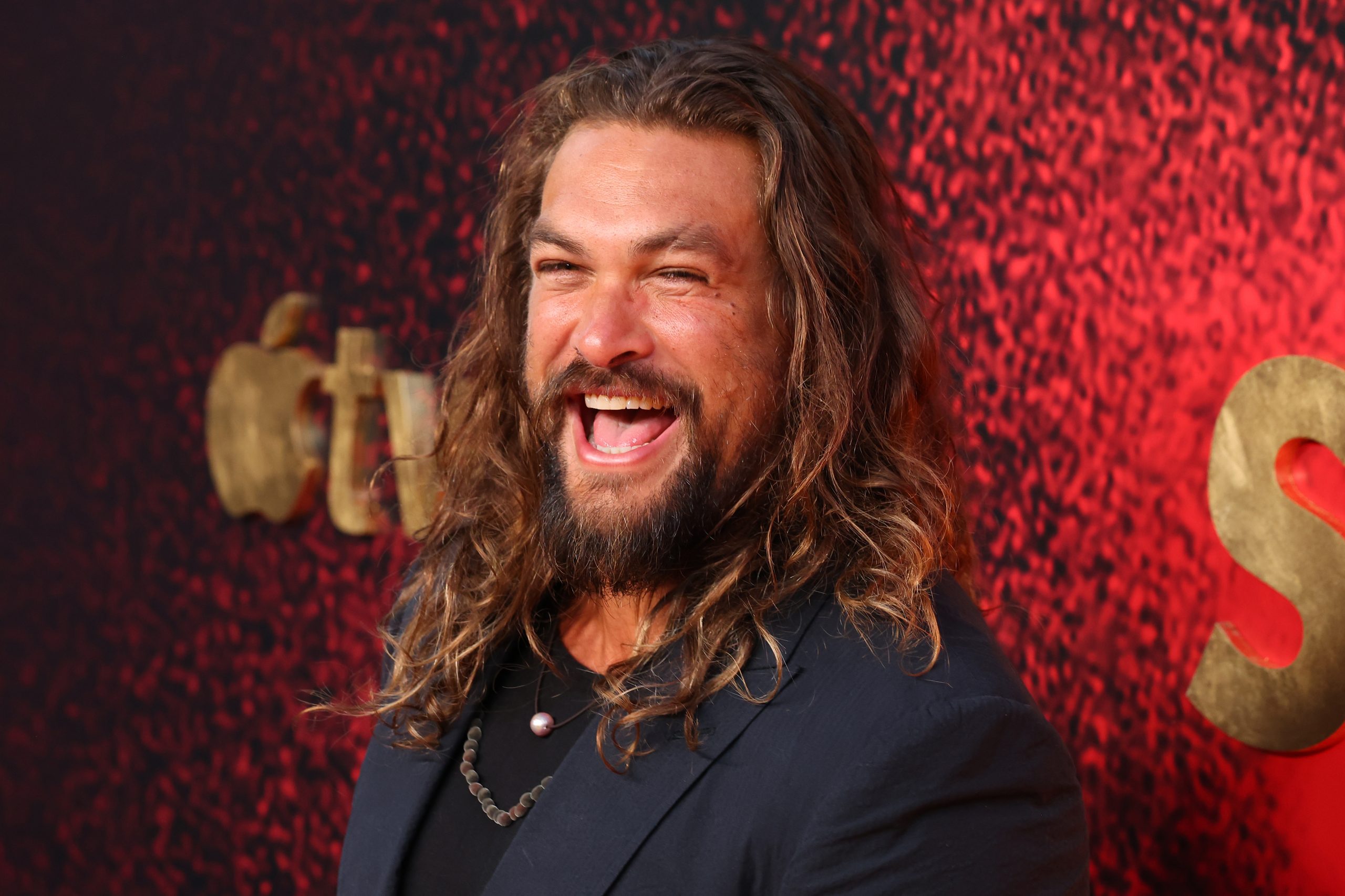 Jason Momoa se quita el cabello