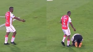 A jugador de Santa Fe se le fue la mano y tocó "por Detroit" a peruano