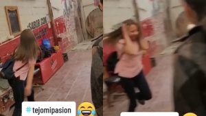 Mujer demuestra que el tejo es su pasión y se tira televisor que estaba mal parqueado