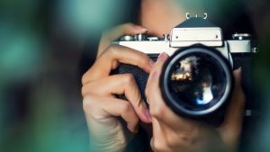 Mujer tomando una fotografía