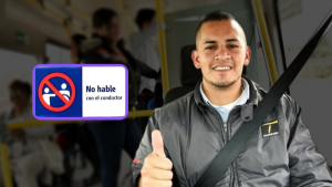 Conductor del SITP de Bogotá feliz y de fondo un letrero que dice no hable con el conductor (Fotos vía Twitter @TransMilenio y Facebook @infositpbta)