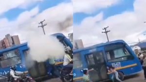 Ciudadanos encendieron a pedradas a bus de SITP en Bogotá y salieron corriendo