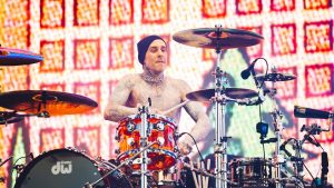 Travis Barker tocó con Blink-182 con los dedos ensangrentados: vea la impresionante foto