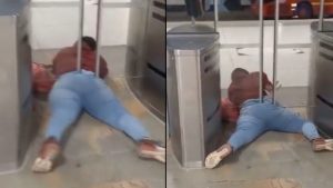 Mujer se quiso colar en TransMilenio y se quedó atrapada; “el bumper no la dejó”