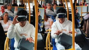 Hombre se habría atrevido a montarse a TransMilenio con las Apple Vision Pro: VIDEO