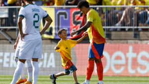 170624 - niño abrazó a Luis Díaz - getty