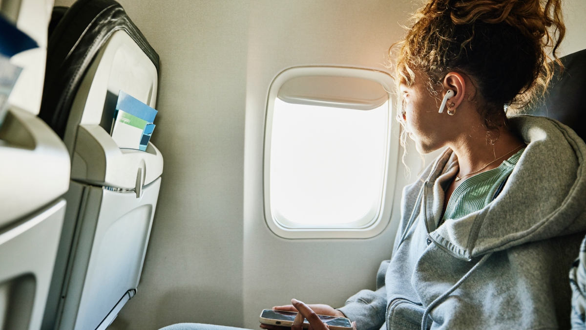 Mujer en un avión (GettyImages)