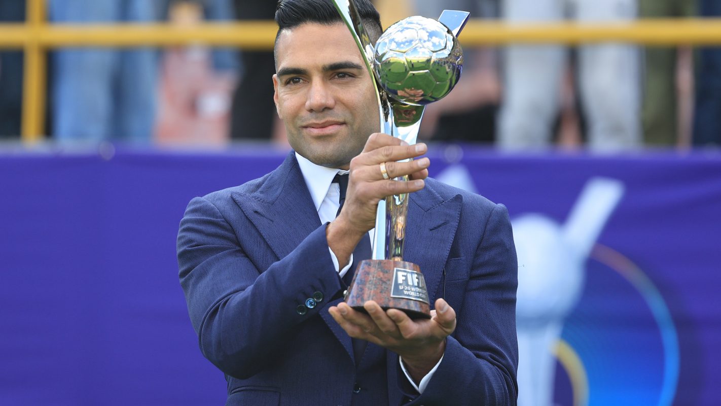 Falcao cargando el trofeo en la final del Mundial Femenino Sub-20