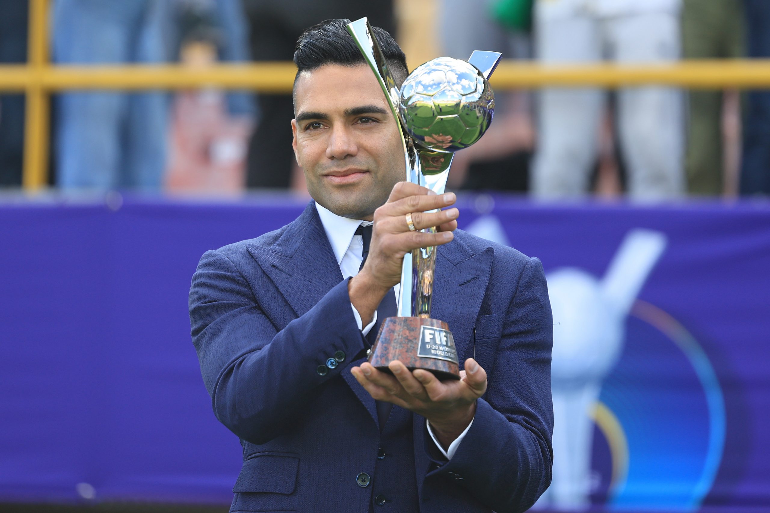 Falcao cargando el trofeo en la final del Mundial Femenino Sub-20