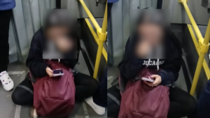 Mujer se come los mocos en Transmilenio // Captura video TikTok