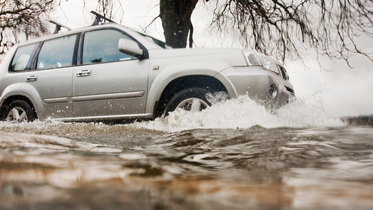 Esto es lo que NO debe hacer en caso de que su carro se inunde por las lluvias en Bogotá