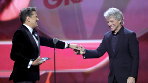 Jon Bon Jovi se riega en halagos a Carlos Vives en los Latin Grammy 2024: así fue el momento