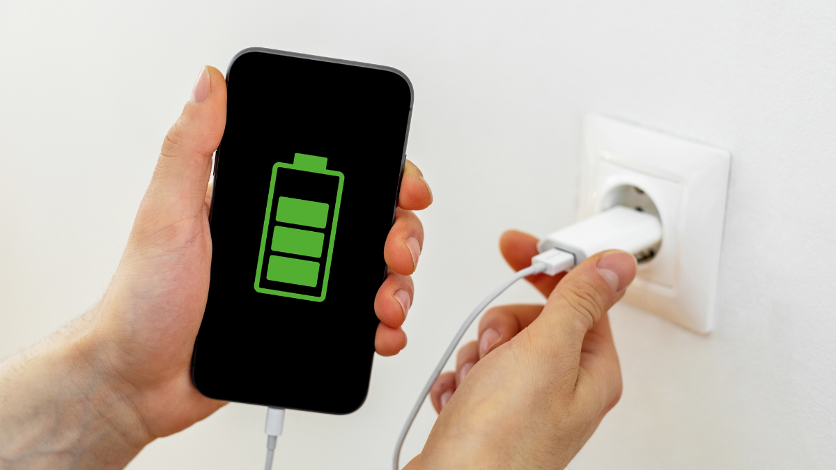 Persona conectando un celular a cargar la batería (Fotos vía Getty Images).