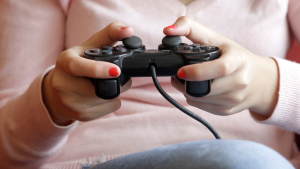 Esta es la forma en la que NO debe cargar su control de PlayStation: puede dañarlo